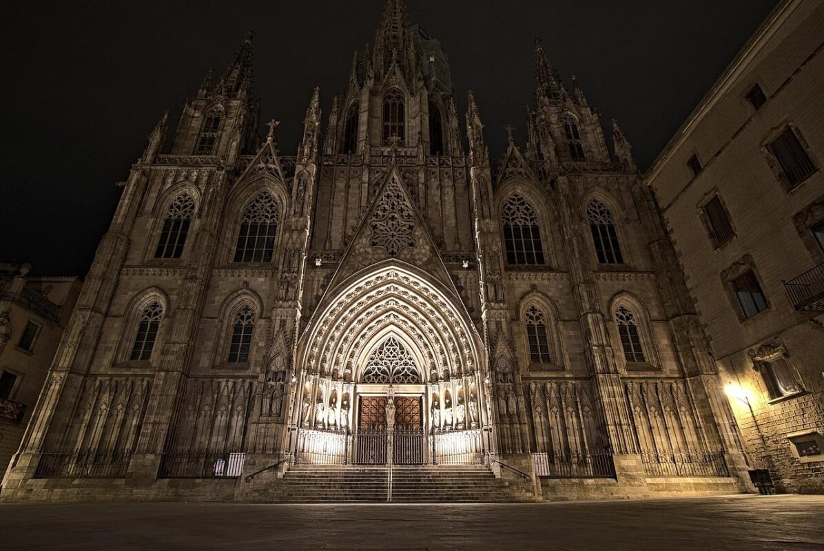 Hauptfassade der Kathedrale von Barcelona im Dunkeln