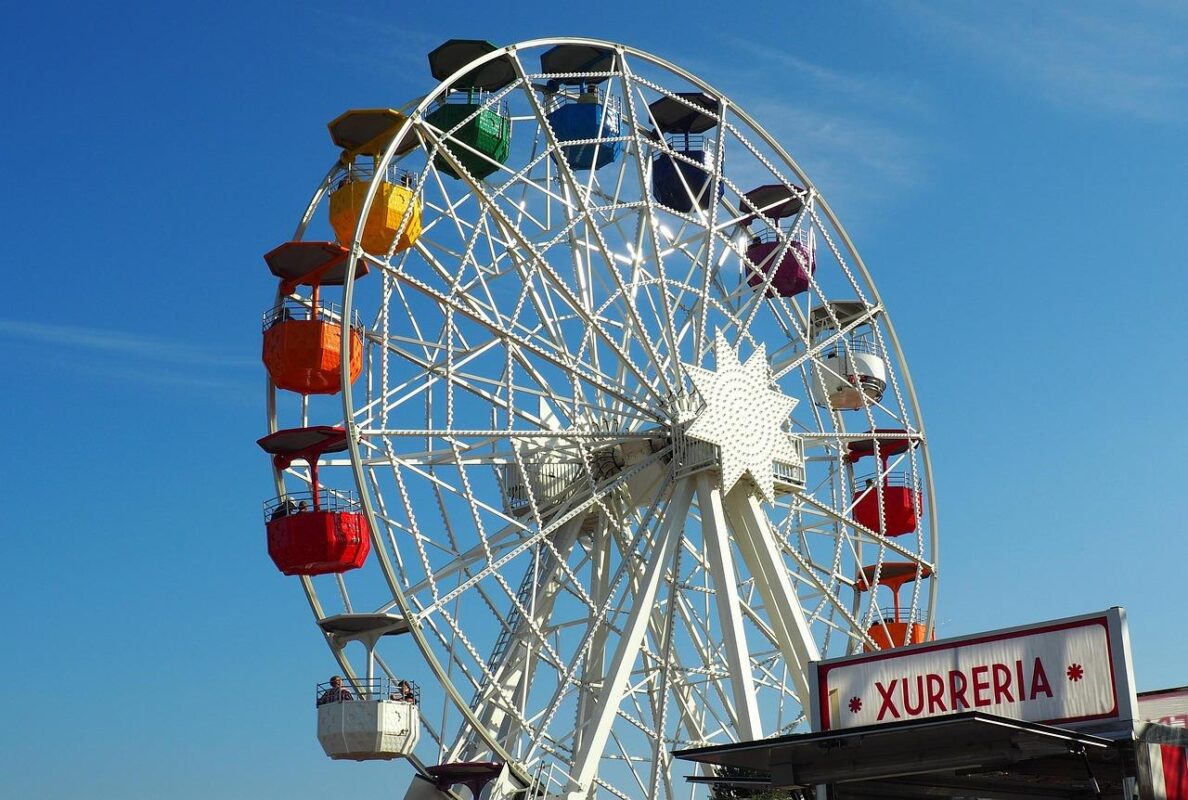 Buntes Riesenrad hinter Churros-Stand im Tibidabo, dem Freizeitprak in Barcelona
