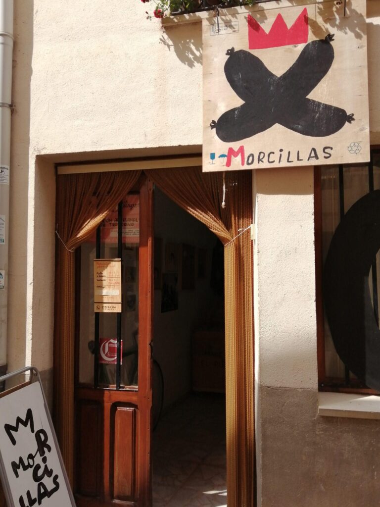 Eingang der Feinkost-Metzgerei Morcillas Milagros in Covarrubias, Spanien