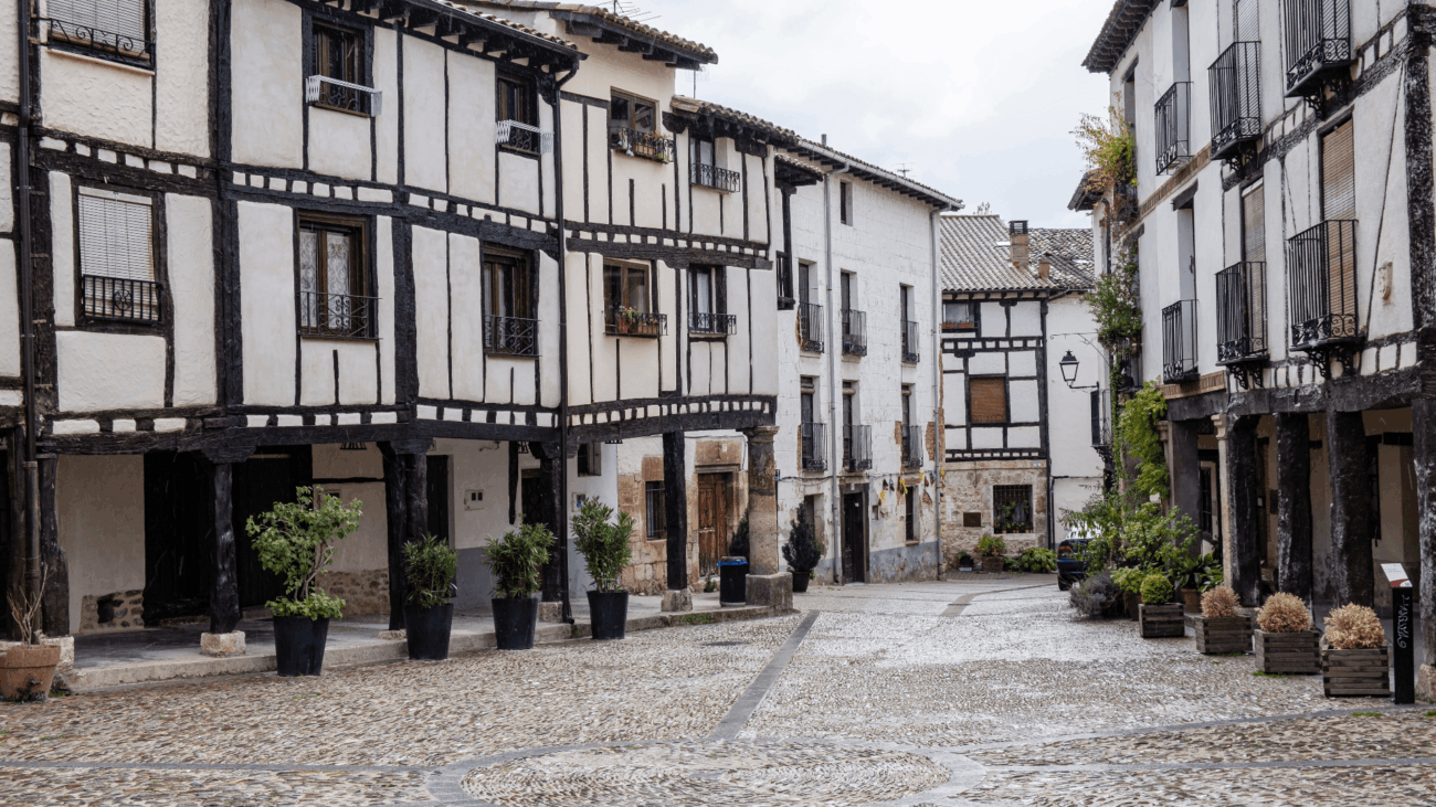 Fachwerkhäuser im mittelalterlichen Ort Covarrubias in der Provinz Burgos, Spanien