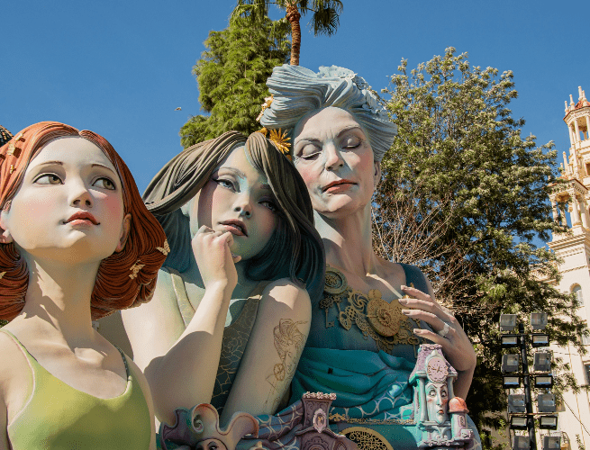 Pappmaché-Figuren von drei Frauen_Fallas_Valencia