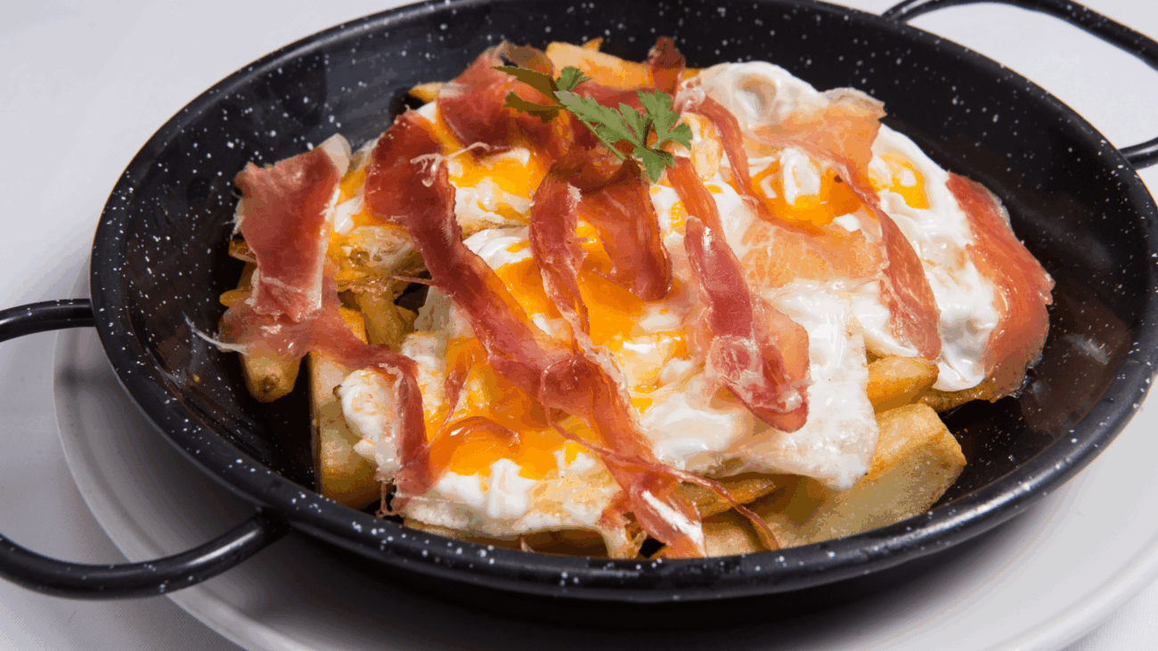 Huevos rotos- Spiegelei mit Kartoffeln und Schinken