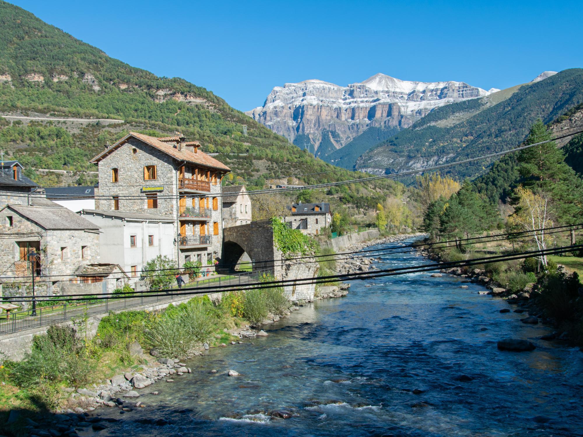 Fluss Ara in Broto, in den Pyrenäen von Spanien