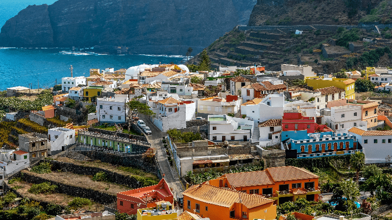 Buntes Dorf von La Gomera mit Blick aufs Meer