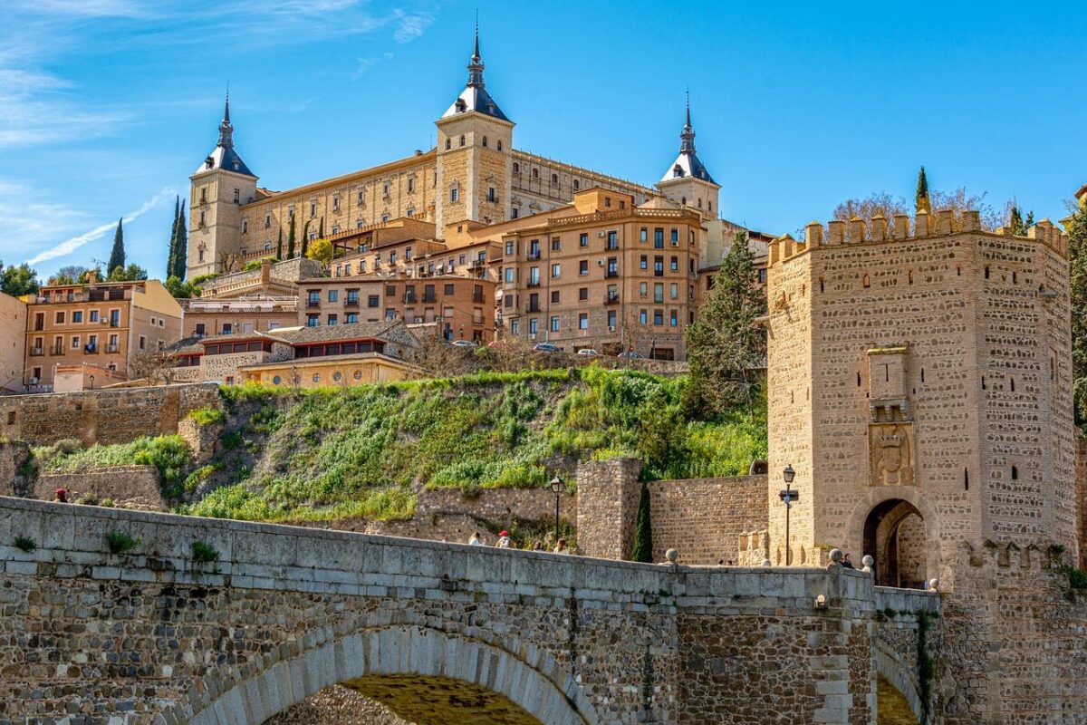Blick auf die Puente Alcántara von Toledo mit Alcázar im Hintergrund