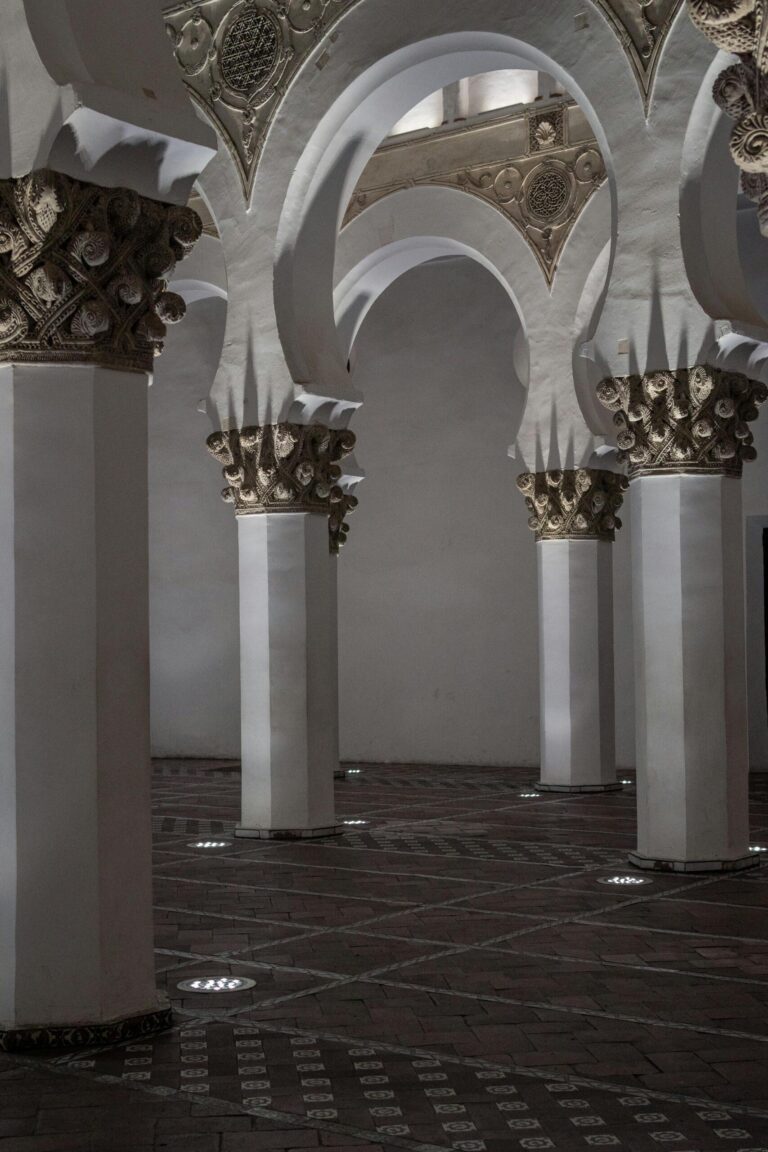 Hufeisebögen in der Synagoge Santa María la Blanca in Toledo