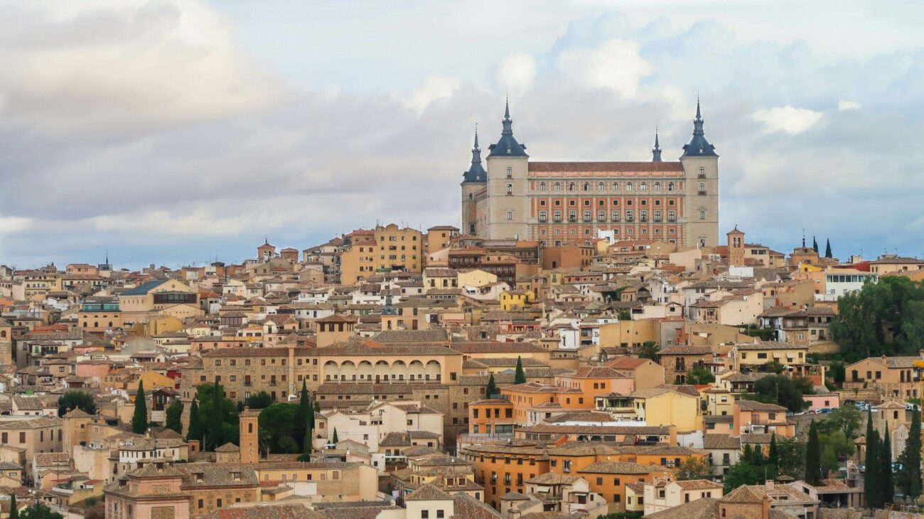 Die Alcázar von Toledo thront über der Stadt