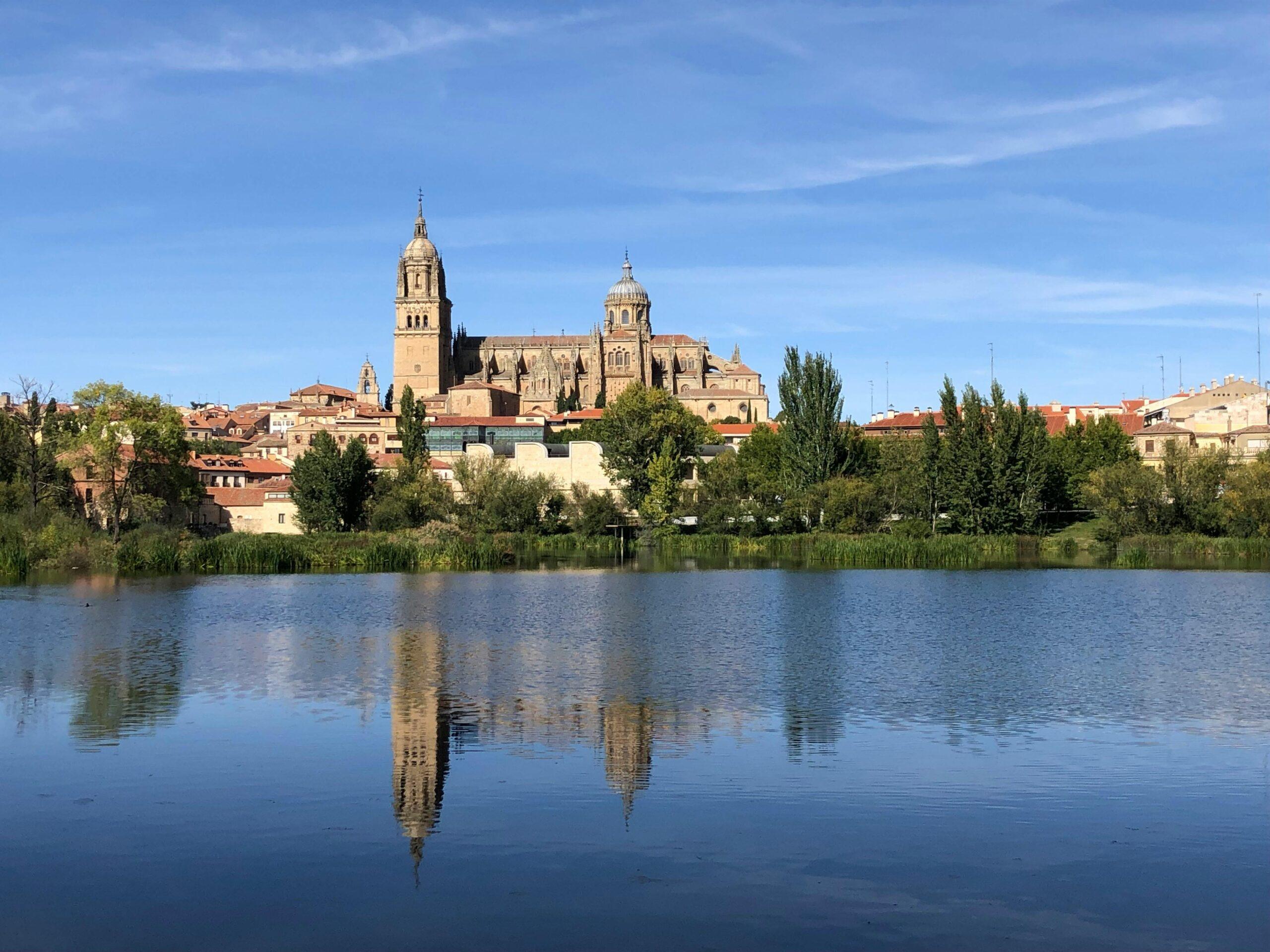 Blick über Fluss Tormes auf Salamanca, Spanien