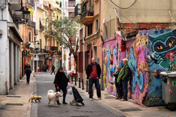 Menschen unterhalten sich im Barrio del Carmen in Valencia.