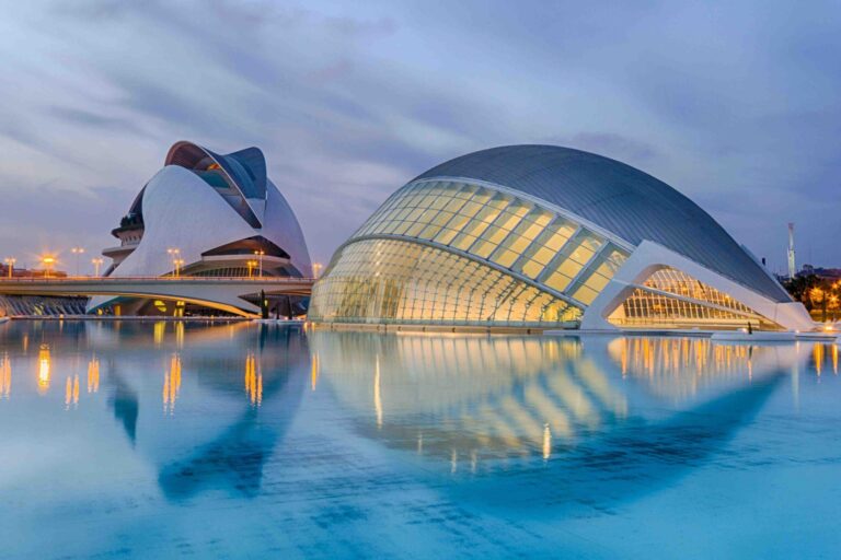 Ansicht von der Ciudad de las Artes y las Ciencias in Valencia, Spanien.